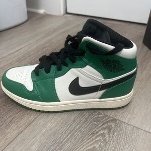 Air Jordan 1 Mid SE